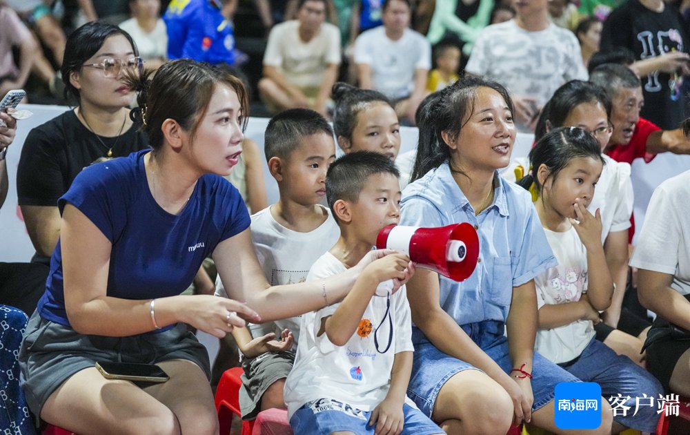 观众热情点燃现场氛围，为球队加油助威