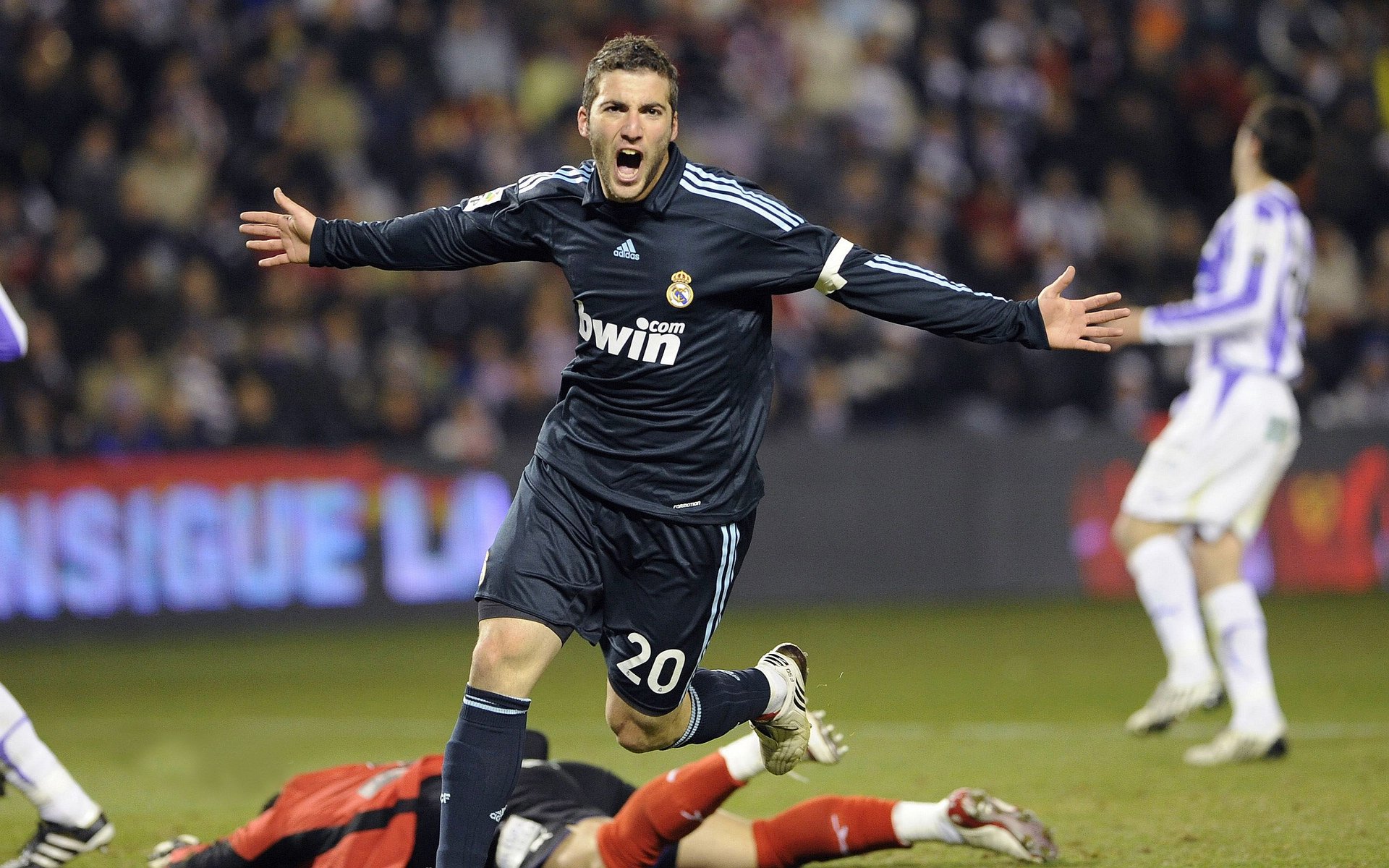 赛道上的逆袭,雷诺车队碾压梅赛德斯,拉塞尔带队取胜